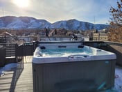Rooftop Hot tub! Family Friendly! Mountain Views!