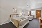 Eagle Motel Suite 106
