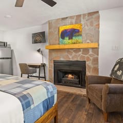 Cabin 14 - King Bed, hotel-style unit