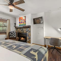 Cabin 18 - King Bed, Mountain views! Hotel Style!