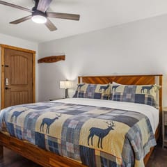 Cabin 19- King Studio! Gorgeous views! Hotel Style