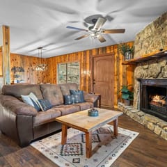 Cabin 20- King Cabin w Roku TV, Full Kitchen