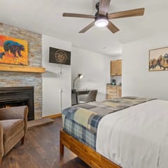 Cabin15 - King bed! Hotel Style Unit