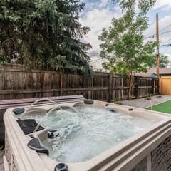 Game Room- Hot Tub- Sauna & Projector!