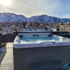 Rooftop Hot tub! Family Friendly! Mountain Views!