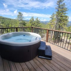 Hot tub and seclusion at Stone Cliff Cabin!