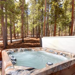 Hot Tub, Arcade games, and Mountain Views Retreat!
