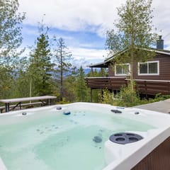 Wonder-View Lodge with Hot Tub and Panoramic Mountain Views!