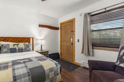 Cabin 18 - King Bed, Mountain views! Hotel Style!