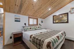 Cabin 5- Private Cabin w King bed, kitchen, porch