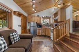 Cabin 5- Private Cabin w King bed, kitchen, porch