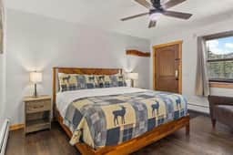 Cabin15 - King bed! Hotel Style Unit
