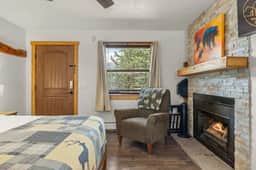 Cabin15 - King bed! Hotel Style Unit