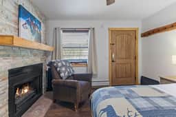 Cabin16 - King Bed, Kitchenette & Bath