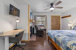 Cabin16 - King Bed, Kitchenette & Bath