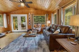 Cozy Creekside Getaway!