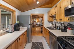 Cozy Creekside Getaway!