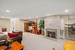 DU Haven: Hot Tub, Outdoor TV Lounge &3 Full Baths