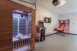 Game Room- Hot Tub- Sauna & Projector!