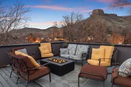 Rooftop Hot tub! Family Friendly! Mountain Views!