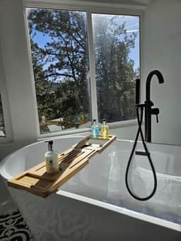 Scenic Dome Retreat: Luxury Bath & Mountain Views