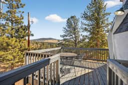 Scenic Dome Retreat: Luxury Bath & Mountain Views