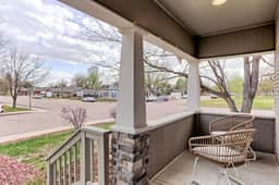 Windsor Retreat: Across from Park + Hot Tub