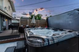 Spacious & Pet Friendly- Hot Tub & Mountain Views