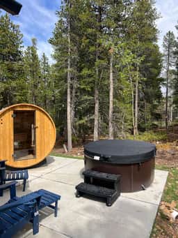 Cozy Updated Cabin w Barrel Sauna, EV Charger - Image 4