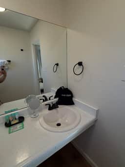 Eagle Motel Suite 123 - Image 2