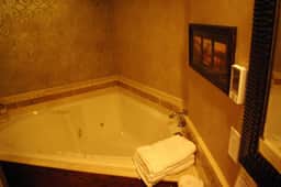 King's Quarters - Deluxe - Image 5
