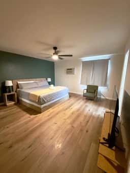 Eagle Motel Suite 122 - Image 2