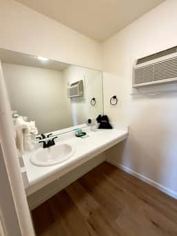 Eagle Suite 122-123: Two-Room Group Accommodation - Image 5