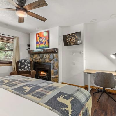 Cabin 18 - King Bed, Mountain views! Hotel Style!