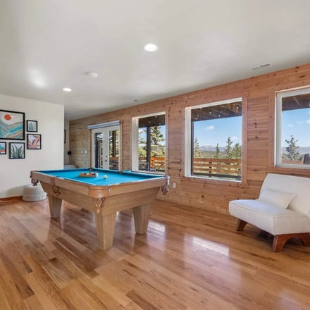 Pine Ace cabin with panoramic mountain views in Jefferson, Colorado