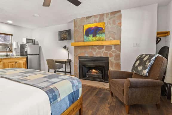 Cabin 14 - King Bed, hotel-style unit - Image 1
