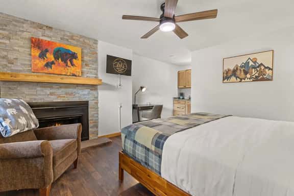 Cabin15 - King bed! Hotel Style Unit - Image 1