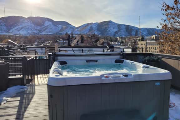 Rooftop Hot tub! Family Friendly! Mountain Views! - Image 1