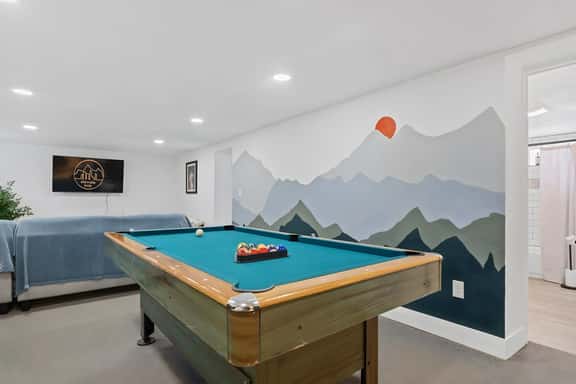 Erie Escape-Billiards Table- Skee-Ball- Hot Tub! - Image 1