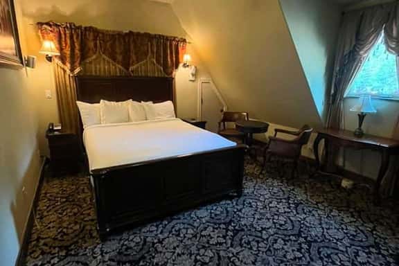 Red Room - East Wing - Image 1