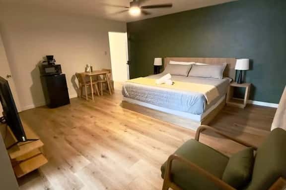 Eagle Suite 122-123: Two-Room Group Accommodation - Image 1