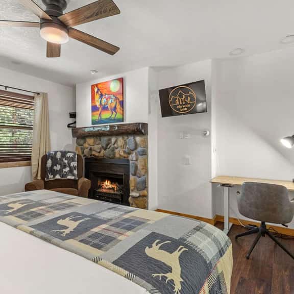 Cabin 18 - King Bed, Mountain views! Hotel Style! - Image 1