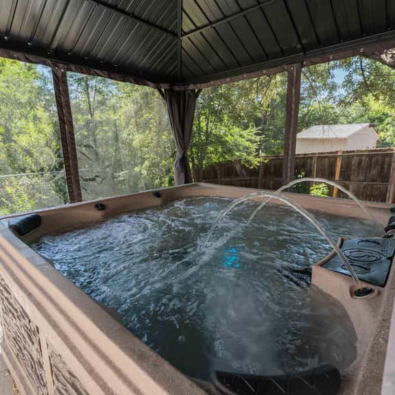 Spacious home with Game Room, Hot Tub & Sauna! - Image 1