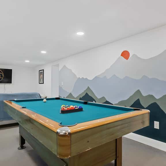 Erie Escape-Billiards Table- Skee-Ball- Hot Tub! - Image 1