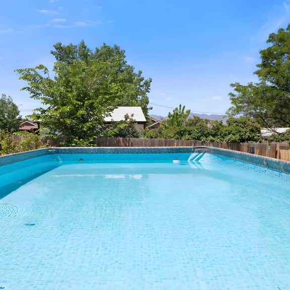 Rare Pool and Hot Tub Home - Family and Pet Friendly! - Image 1