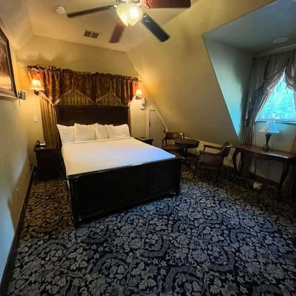 Red Room - East Wing - Image 1