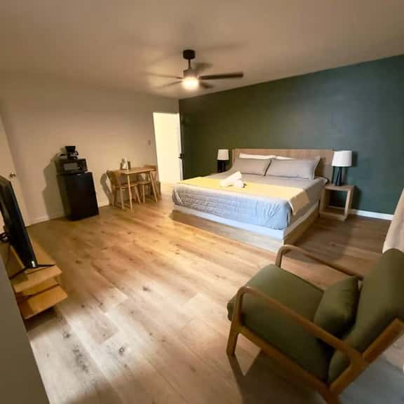 Eagle Suite 122-123: Two-Room Group Accommodation - Image 1