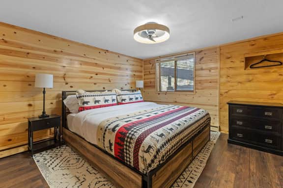 Cabin 12 - Spacious & Updated -Hot Tub & King Beds