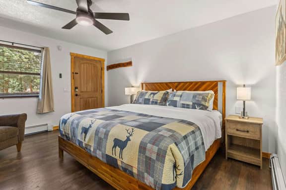 Cabin 14 - King Bed, hotel-style unit