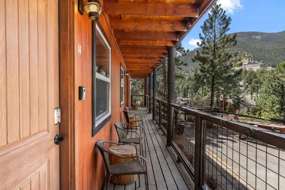 Cabin 14 - King Bed, hotel-style unit